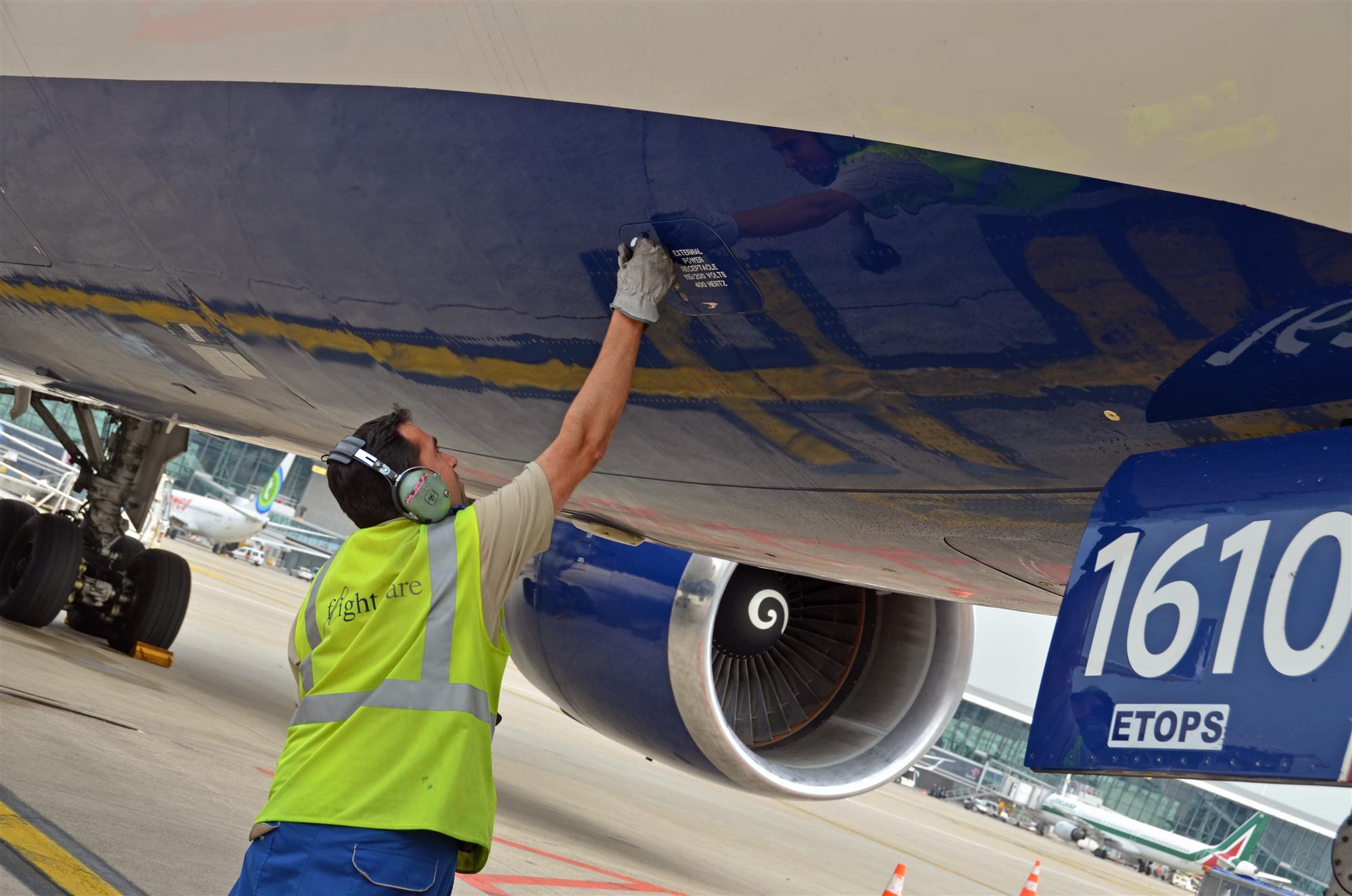 Self Photos / Files - tower_pusher_@_Brussels_Airport_(7975517885)