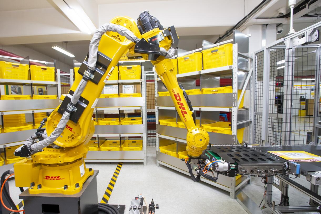 Self Photos / Files - Press image - DHL Express deploys AI-powered sorting robot