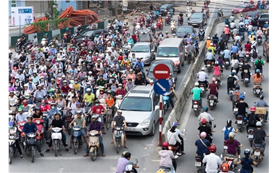 Crowded Hanoi Street iStock-646863064