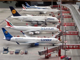 model-planes-airplanes-miniatur-wunderland-hamburg-163792