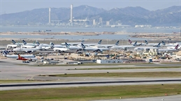 "Aircraft parked at Hong Kong International Airport during COVID‑19” by PuffinPuffin, 2 March 2020, via Wikimedia Commons. Licensed under CC BY‑SA 4.0.