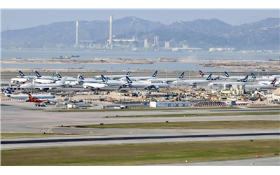 "Aircraft parked at Hong Kong International Airport during COVID‑19” by PuffinPuffin, 2 March 2020, via Wikimedia Commons. Licensed under CC BY‑SA 4.0.