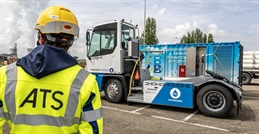 hydrogen-powered-terminal-tractor-in-front-of-refuelling-station 1