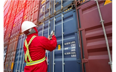 foreman control loading containers iStock-666064798